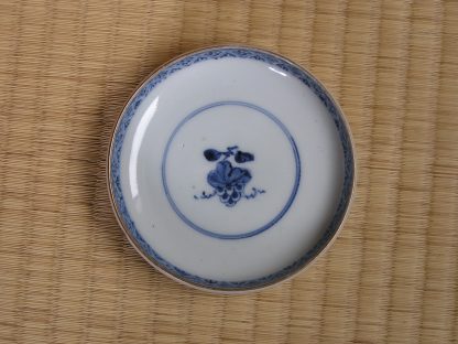Chawan (lidded bowl) with grapes and grapevines, 1750-1780 - Image 5