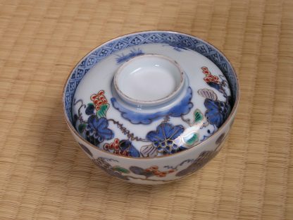 Chawan (lidded bowl) with grapes and grapevines, 1750-1780