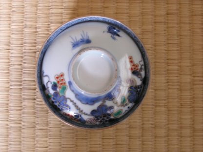 Chawan (lidded bowl) with grapes and grapevines, 1750-1780 - Image 3