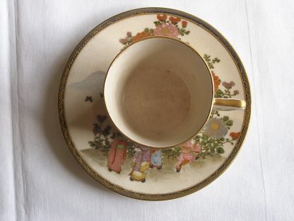 Cup and saucer with women, children and flowers, 1900-1920 - Image 2