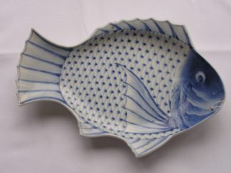 Plate with fish shape and decoration, 1800-1850