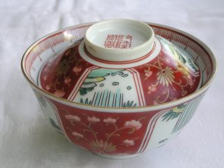 Chawan (lidded bowl) with floral designs and Chinese Qianlong reign mark, 1780-1810