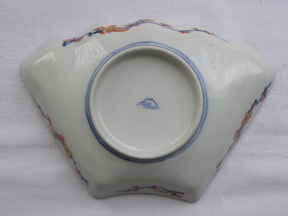Small fan-shaped Fukagawa dish with carp, 1880-1900 - Image 4