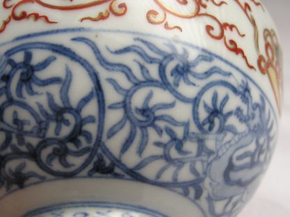 Chawan (lidded bowl) with kirin, dragon and karakusa, 1700-1730 - Image 7