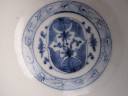 Chawan (lidded bowl) with kirin, dragon and karakusa, 1700-1730 - Image 12
