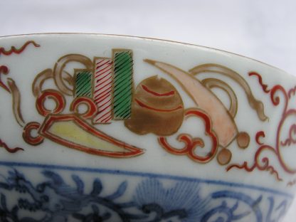 Chawan (lidded bowl) with kirin, dragon and karakusa, 1700-1730 - Image 4