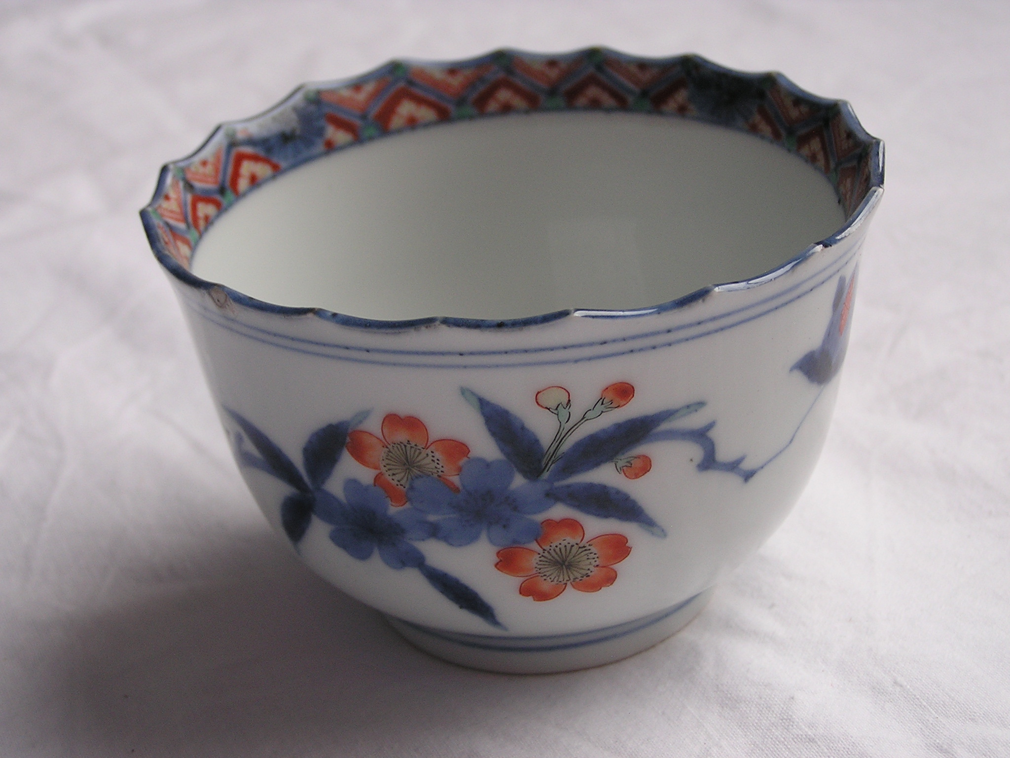 Imari cup with phoenix and cherry blossoms, 1790-1820 - Image 6