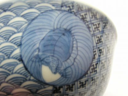 Lidded bowl (chawan) with crane and bearded turtle, 1800-1830 - Image 3