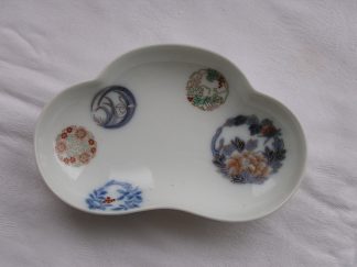 Shaped Fukagawa dish with floral decoration, 1912-1926