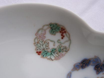 Shaped Fukagawa dish with floral decoration, 1912-1926 - Image 3