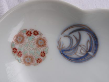 Shaped Fukagawa dish with floral decoration, 1912-1926 - Image 4