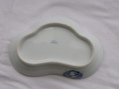 Shaped Fukagawa dish with floral decoration, 1912-1926 - Image 5