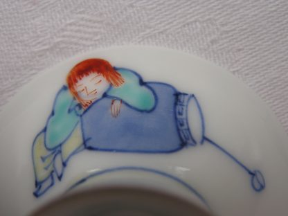 Sake cup with sleeping Shojo, Kakiemon XII (1917-1963) - Image 2