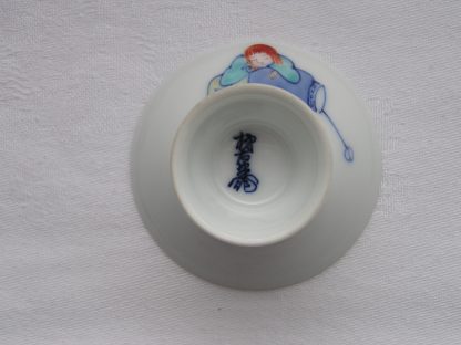 Sake cup with sleeping Shojo, Kakiemon XII (1917-1963) - Image 4