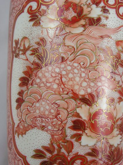 Kutani "Aka-e" vase with shishi and peonies, 1868-1912 - Image 5