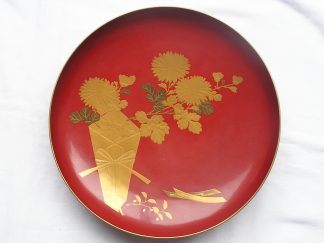 Large lacquer sake cup with chrysanthemums and "noshi", 1868-1912