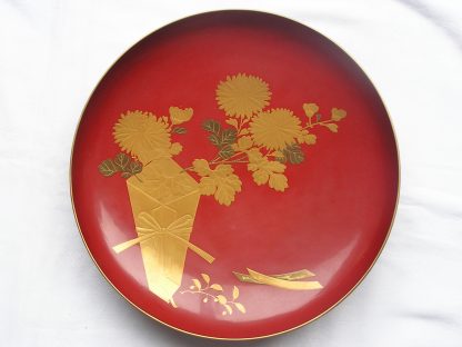 Large lacquer sake cup with chrysanthemums and "noshi", 1868-1912