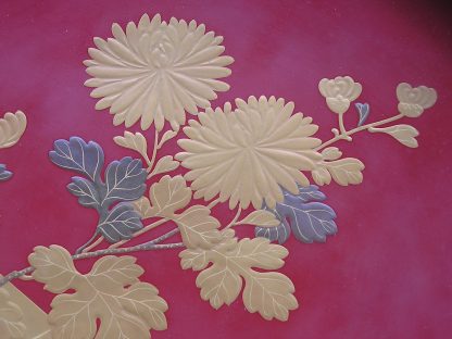 Large lacquer sake cup with chrysanthemums and "noshi", 1868-1912 - Image 2