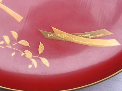 Large lacquer sake cup with chrysanthemums and "noshi", 1868-1912 - Image 4