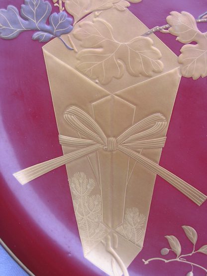 Large lacquer sake cup with chrysanthemums and "noshi", 1868-1912 - Image 3