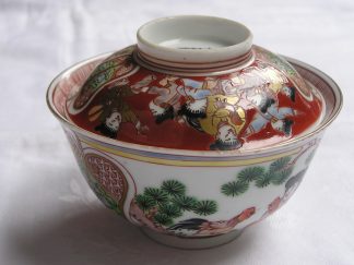 Chawan (lidded bowl) with playing children, cockerels and Qianlong mark, 1780-1820