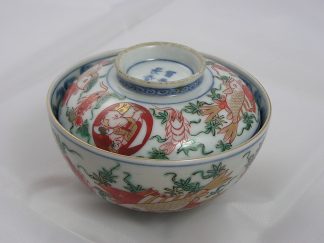 Chawan (lidded bowl) with fish and shrimp, marked "fu ki cho shun", 1690-1730
