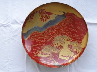 Large lacquer sake cup with castle in rain, 1868-1912
