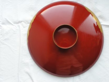 Large lacquer sake cup with castle in rain, 1868-1912 - Image 7
