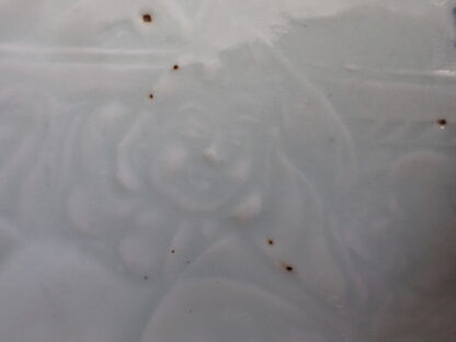 Bowl with goddess Kannon and karako in relief, 1750-1770 - Image 4