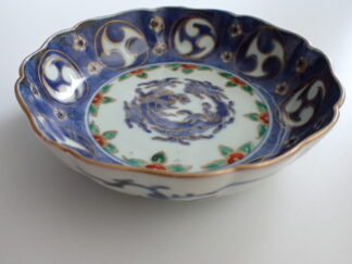 Lobed bowl with dragon and Chenghua mark, 1770-1790