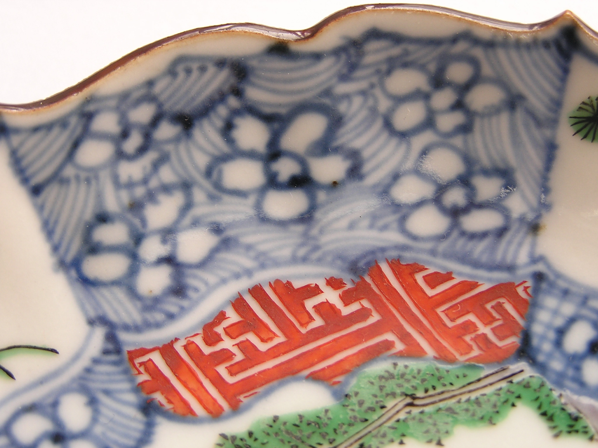 Lobed plate with monk meditating under tree and Chenghua mark, 1690-1730 - Image 5