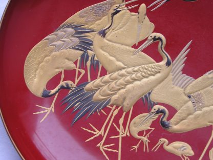 Large lacquer sake cup with cranes, 1868-1912 - Image 5