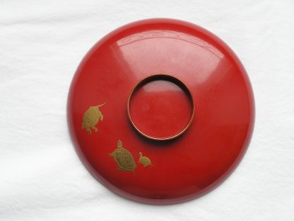 Large lacquer sake cup with cranes, 1868-1912 - Image 6