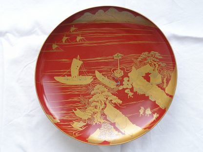 Large lacquer sake cup with seascape, 1868-1912