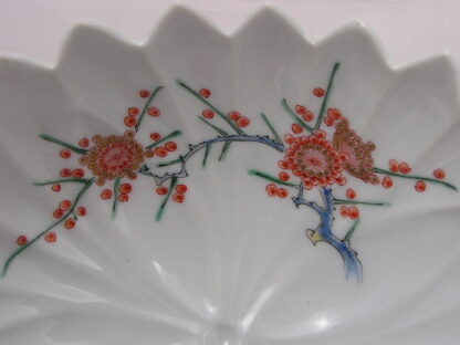 Kakiemon dish in blossom shape, 1670-1700 - Image 3
