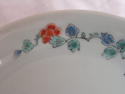 Kakiemon plate with phoenix and flowers, 1670-1700 - Image 4