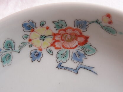Kakiemon plate with phoenix and flowers, 1670-1700 - Image 3